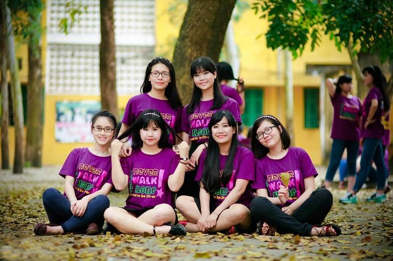 May áo đồng phục lớp màu tím từ vải poly cotton tối ưu chi phí