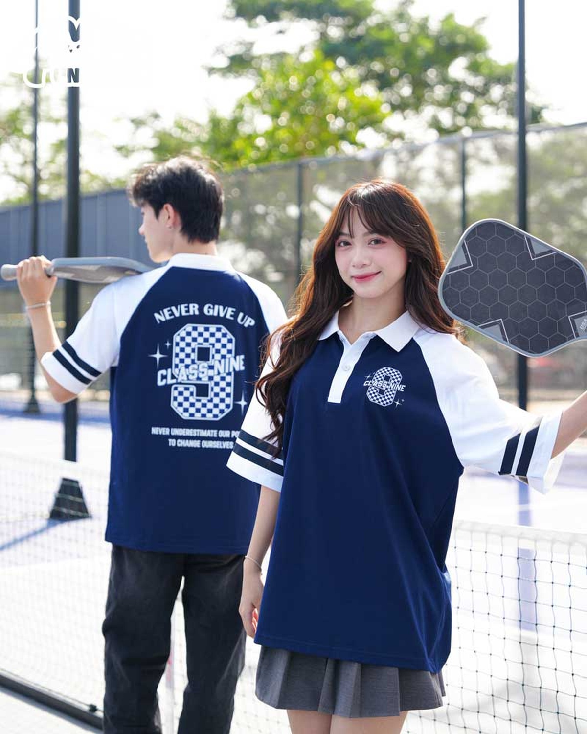 Mẫu áo lớp đỏ mận tôn da, nổi bật khi chụp ảnh kỷ yếu hoặc tham gia teambuilding