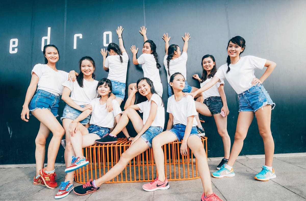 Áo phông lớp màu trắng phù hợp với nhiều độ tuổi học sinh, sinh viên