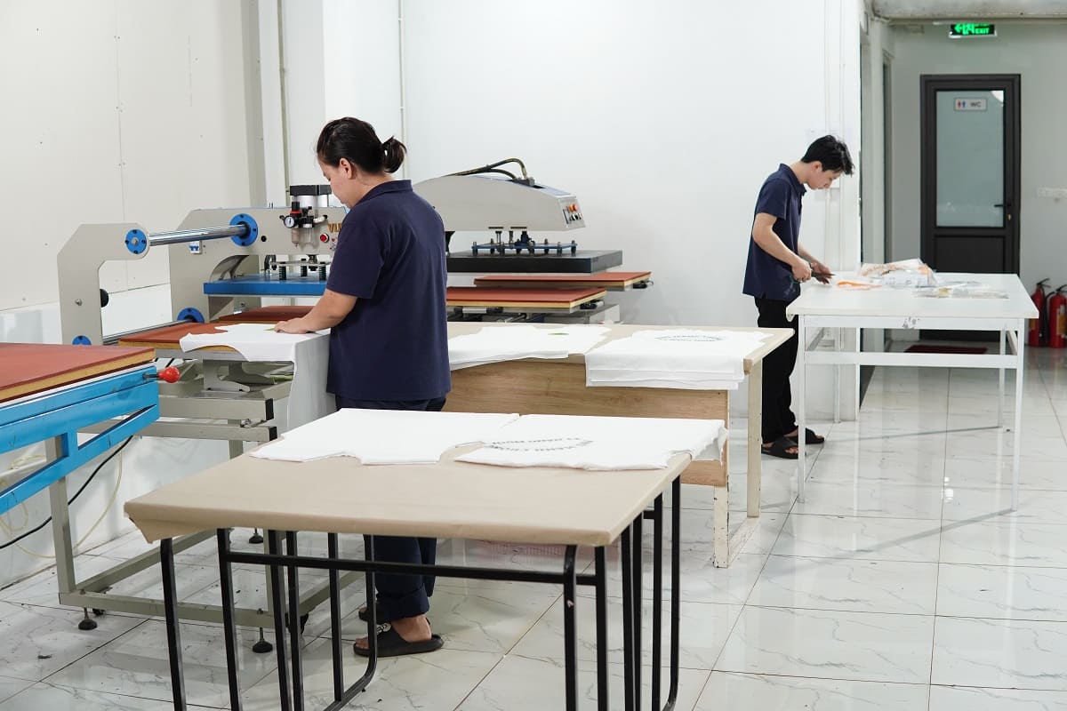Bốn Mùa Uniform có mức giá may áo lớp cạnh tranh 