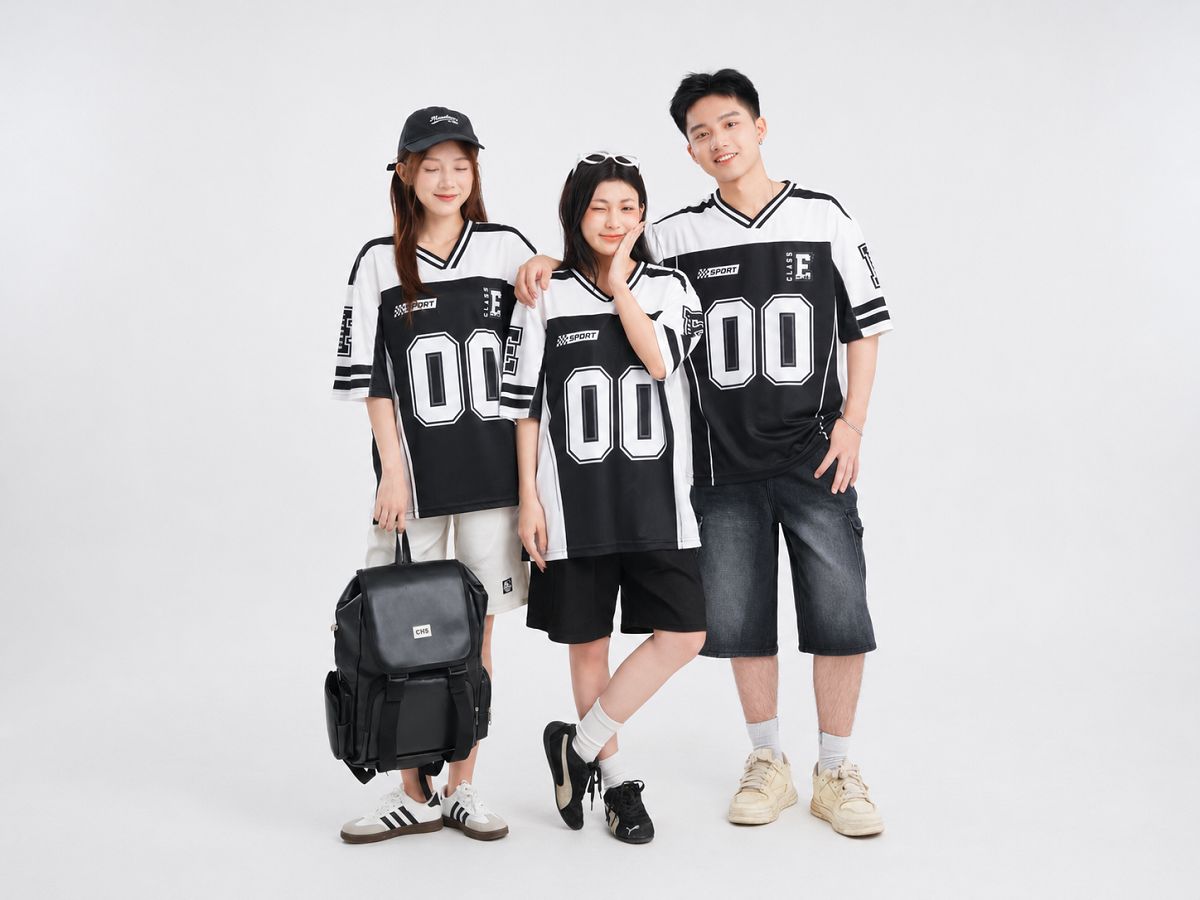 Trắng - đen classic giúp áo lớp hiện đại và không bao giờ lỗi mốt 
