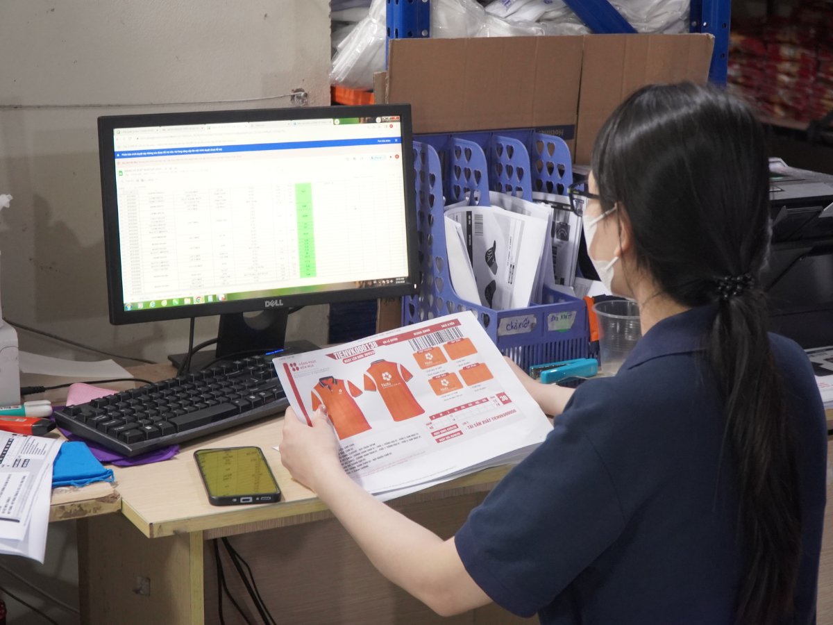 Bốn Mùa Uniform hướng dẫn cách chọn size áo sơ mi lớp chuẩn, phù hợp với từng thành viên