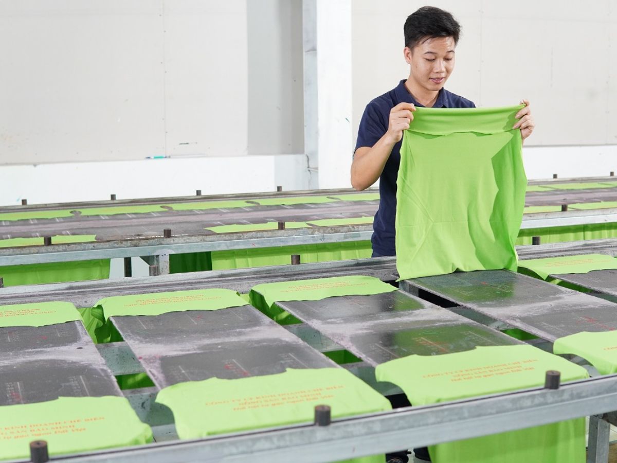 Bốn Mùa Uniform xây dựng quy trình đặt may rõ ràng