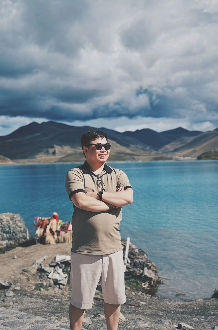 CEO Thắng Nguyễn trước hồ Yamdrok, Tây Tạng - Tầm nhìn và Trải nghiệm CEO Thắng Nguyễn trước hồ Yamdrok, Tây Tạng - Nhà sáng lập Bốn Mùa Uniform