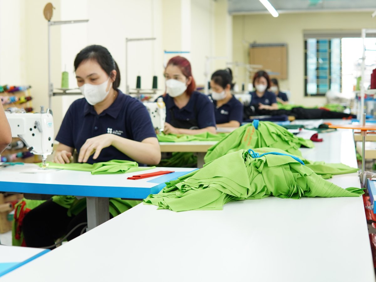 Thiết kế và may áo lớp sơ mi màu đen chất lượng, chuẩn form tại Bốn Mùa Uniform